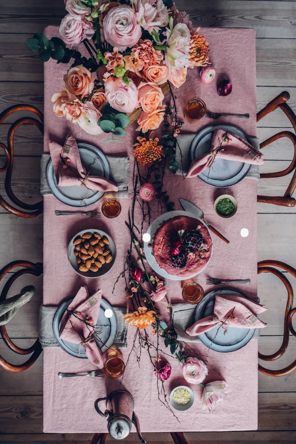 Tisch-Styling in rosa mit Leinen Tischwäsche, Geschirr...