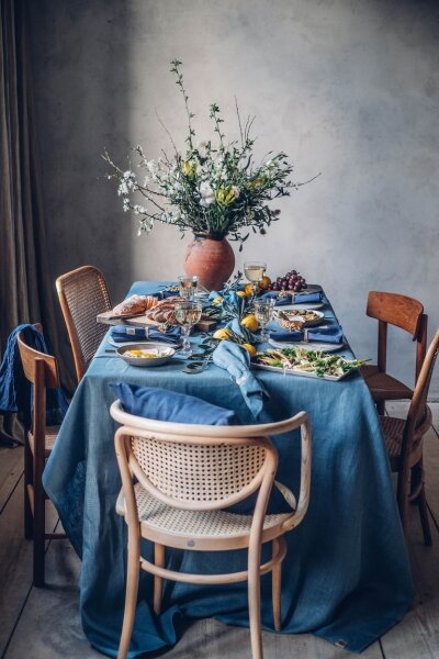 Tisch Styling ganz in Blau - Leinentischwäsche